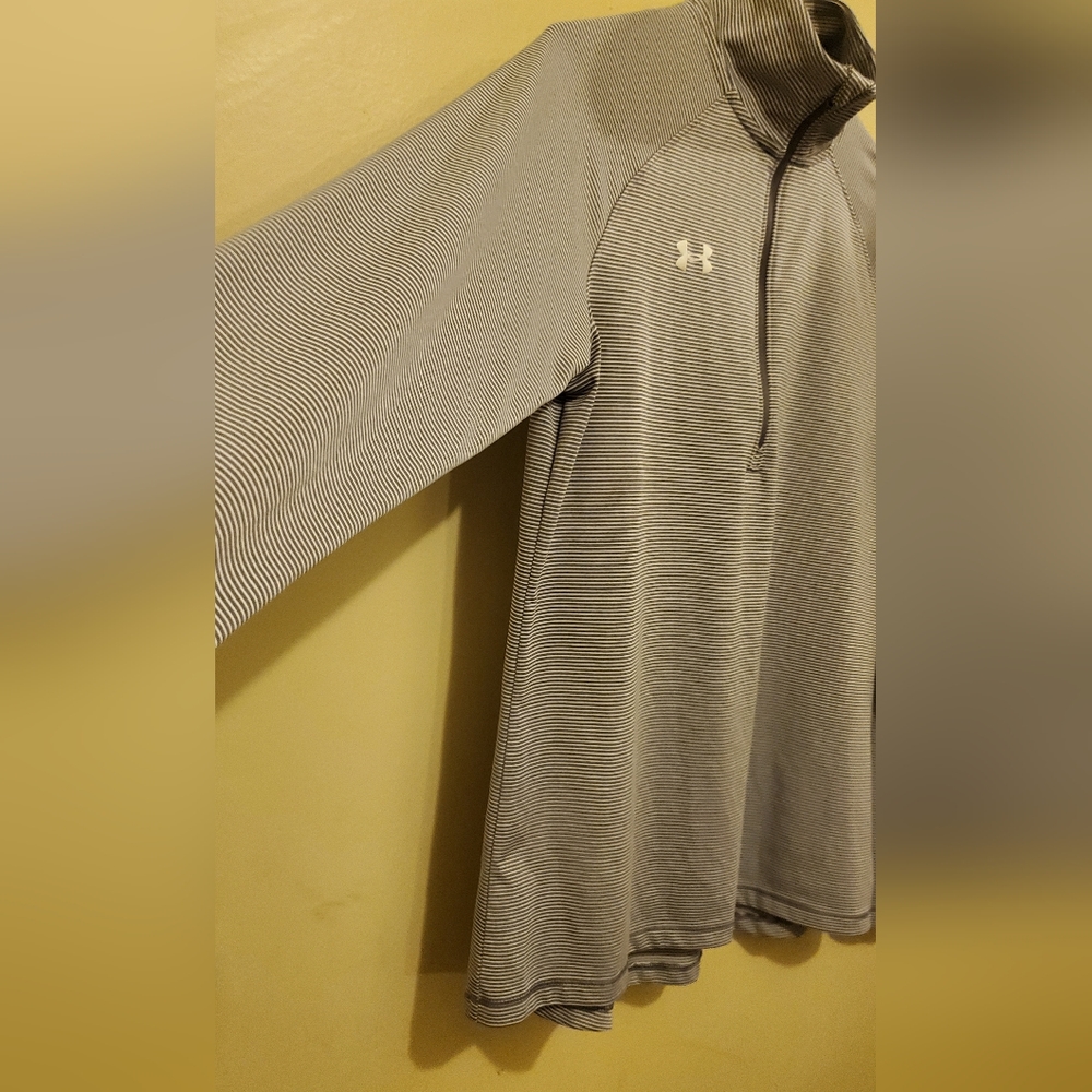 Under Armour top - Picture 2 of 5